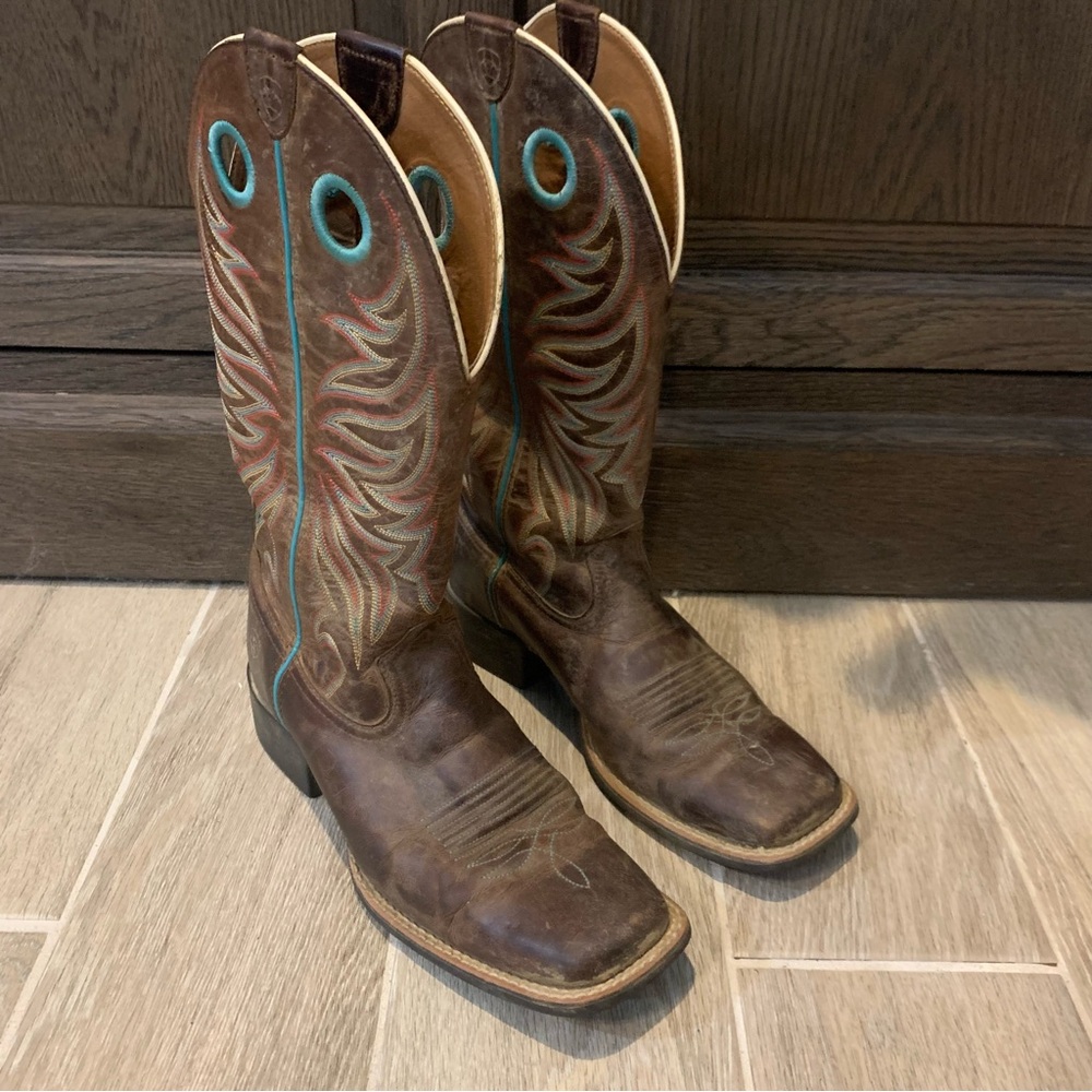 Ariat Brown Western Cowboy Boots with Embroidered Design